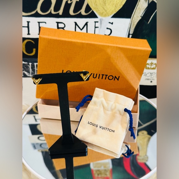 🔥 LOUIS VUITTON STUD V ESSENTIAL EARRING GOLD PLATED FULL INCLUSION - Picture 1 of 12